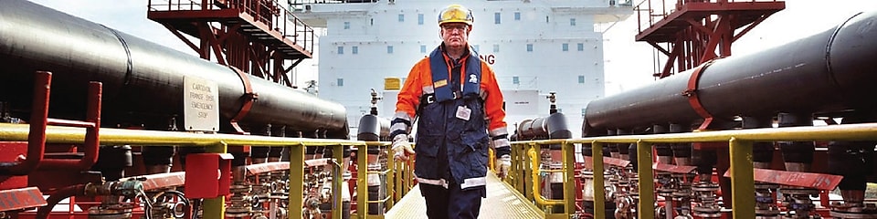 employé marchant sur un navire Shell