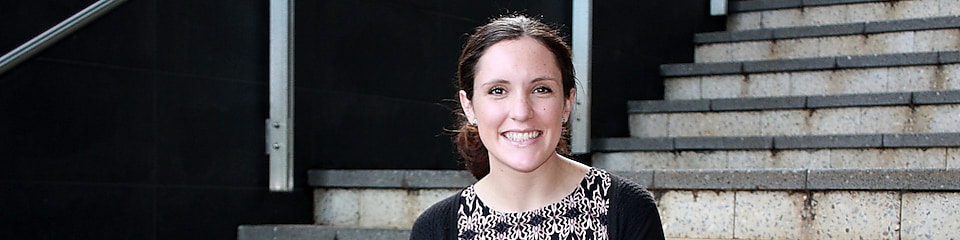 Siobhan Kelly souriante devant un escalier en béton