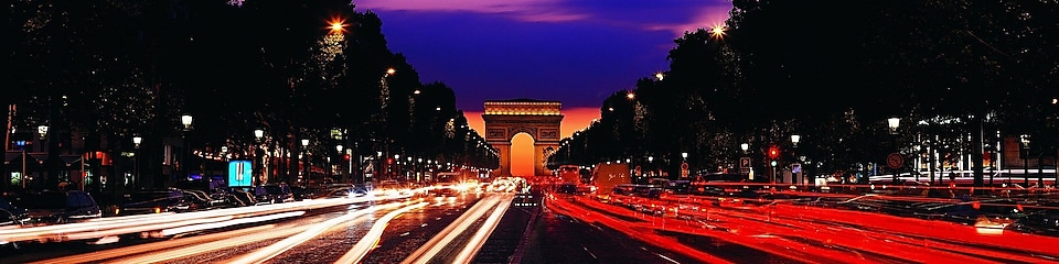 Arc de Triomphe et Champs-Élysées dans la nuit