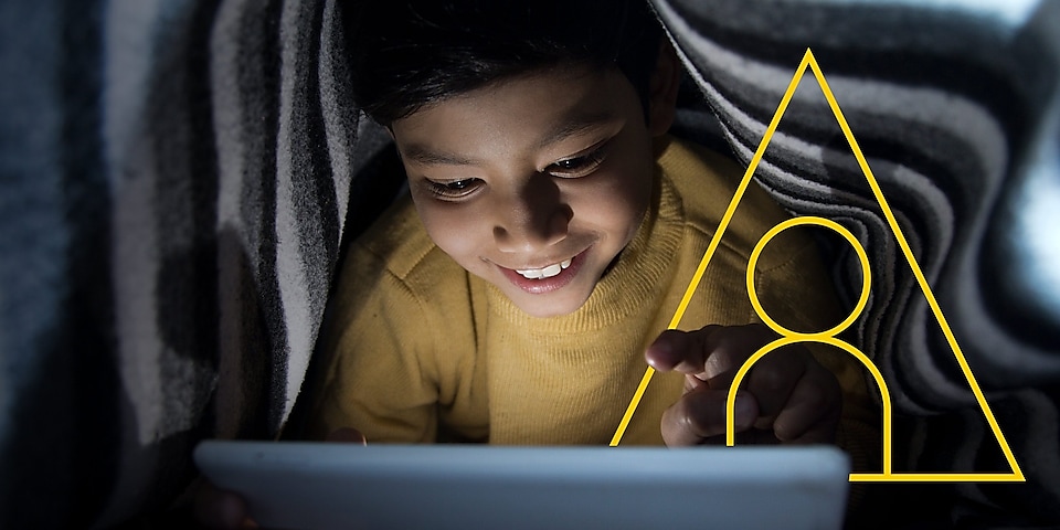 Photo d’un jeune garçon qui regarde une tablette avec le contour du graphisme Une énergie vitale