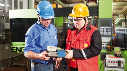 ouvriers en pleine conversation sur le terrain