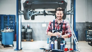 Homme souriant au travail