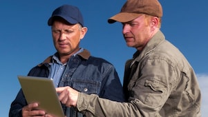 Tracteur agricole travaillant dans un champ, illustrant les solutions de lubrification Shell pour le secteur agricole