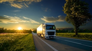Camion circulant sur une route, illustrant les solutions Shell Lubrifiants pour soutenir la performance et la fiabilité dans le transport routier