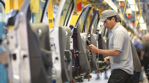 homme qui regarde une machine avec un câble à la main