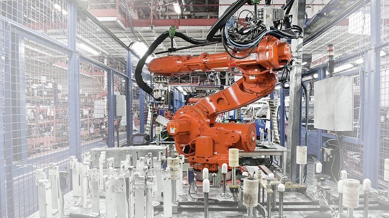 un bras robotisé rouge dans une usine