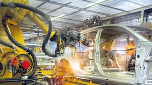 Installation industrielle en activité, illustrant l’expertise Shell en solutions de lubrification pour améliorer la fiabilité et la performance des équipements de fabrication