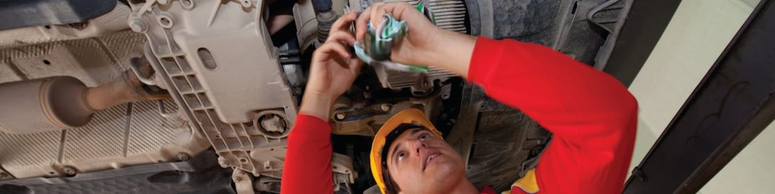 employé en train d’effectuer des réparations sur une voiture