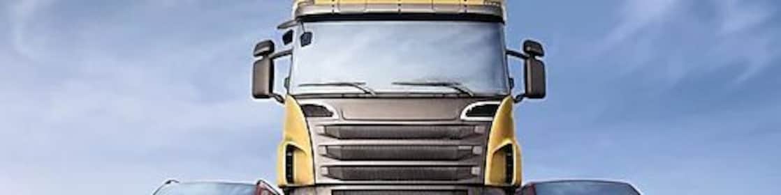 Motos, voitures et camions en train de rouler