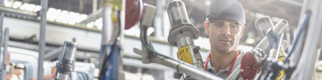 Technicien travaillant avec des lubrifiants Shell