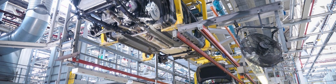 Processus de fabrication automobile illustré par des équipements industriels, représentant l’expertise Shell en solutions de lubrification pour la production automobile.