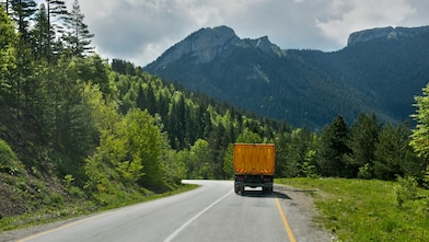 Camion circulant dans la montagne