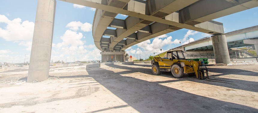 un camion pelleteuse sur un pont aérien au-dessus d’un chantier de construction