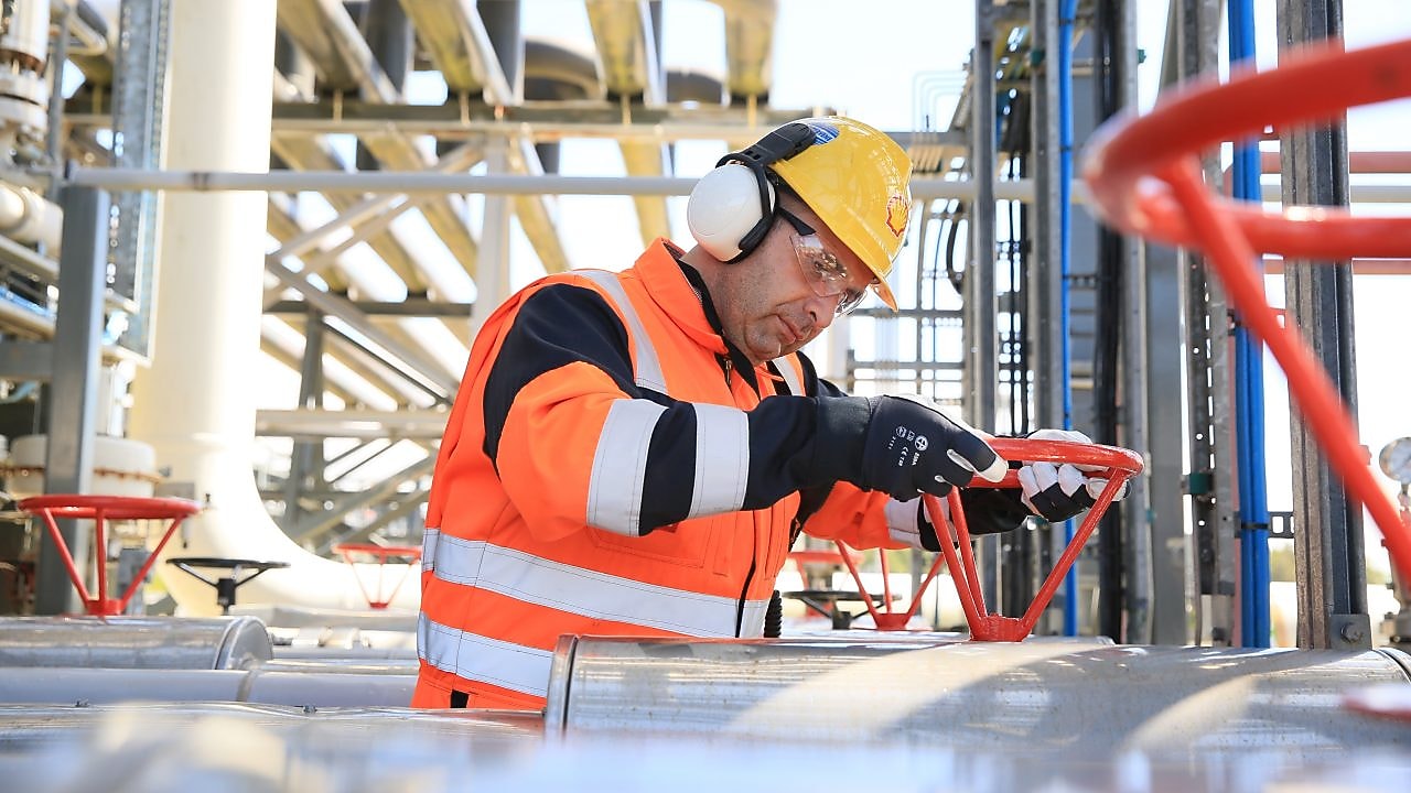 Shell engineer working at the gas plant