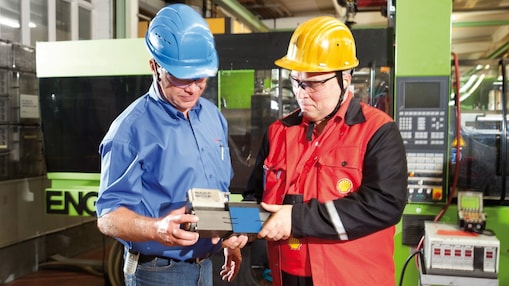 ouvriers en pleine conversation sur le terrain