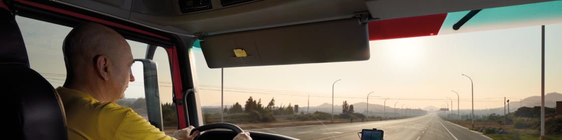 conducteur au volant de poids lourd sur route dégagée