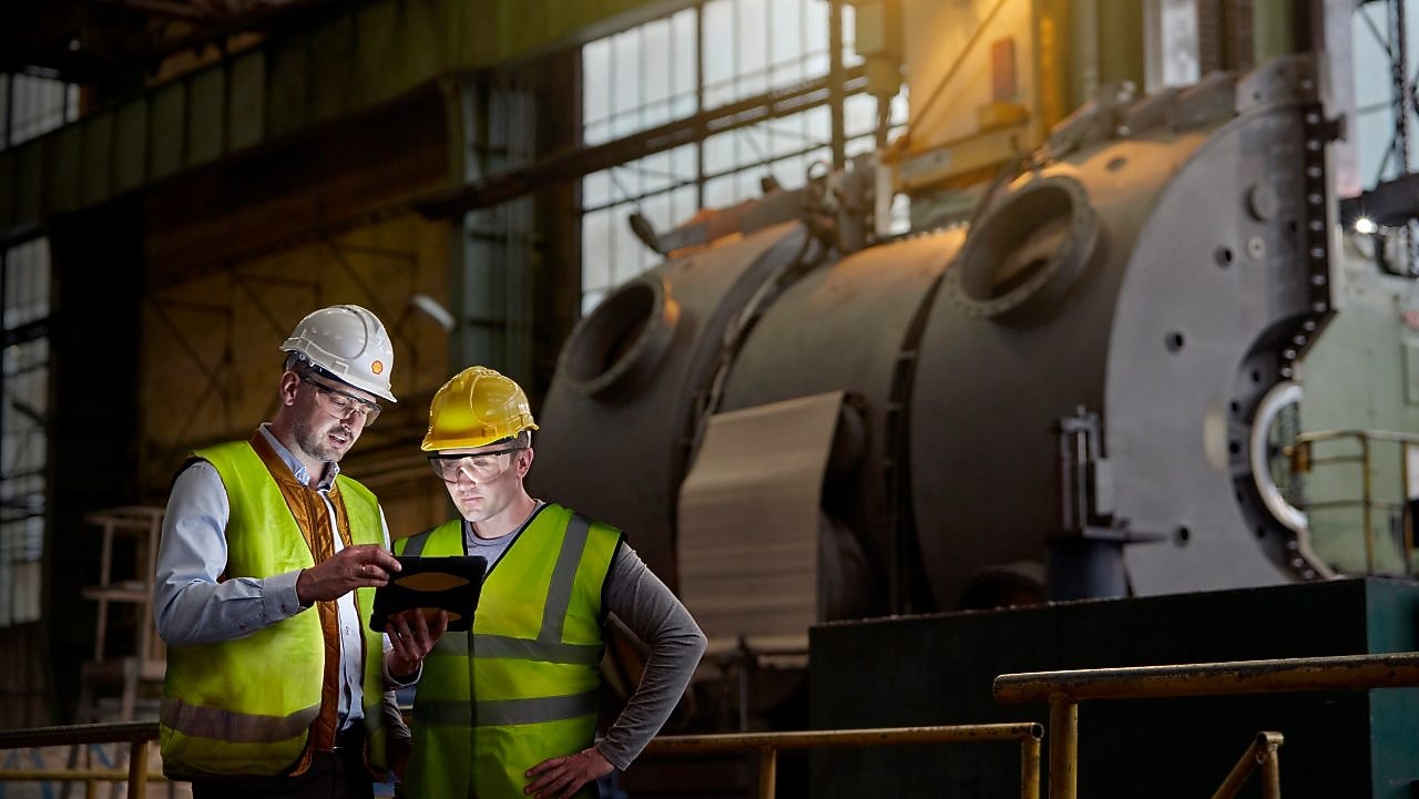 ouvriers en pleine conversation sur le terrain
