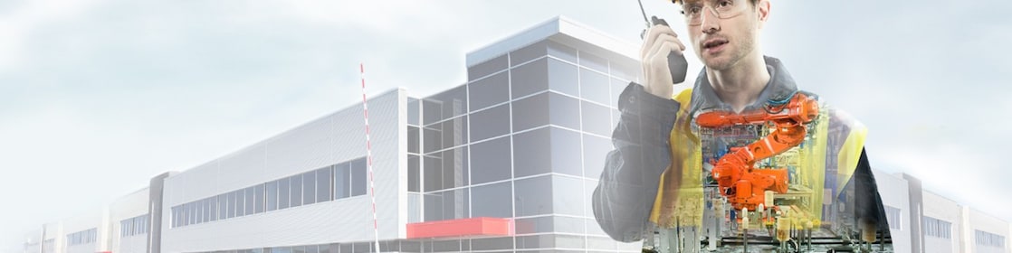 un homme portant un casque jaune parlant dans une radio transposé sur un fond montrant un grand bâtiment