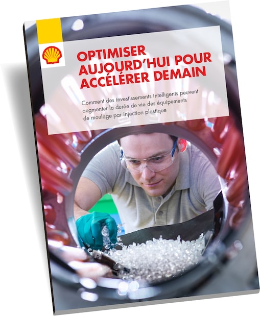 Un homme transvase des granules de plastique pour les mettre dans un malaxeur