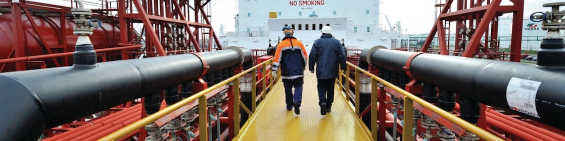 Employé Shell marchant sur une passerelle de pétrolier
