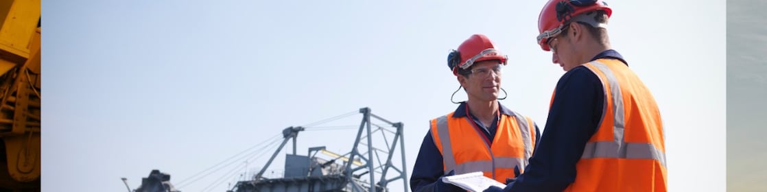 Exploitation minière à ciel ouvert avec équipements lourds en activité, illustrant l’expertise Shell en solutions de lubrification pour le secteur minier.
