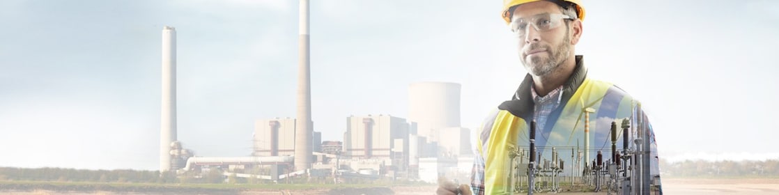 ouvrier portant un casque jaune transposé sur un fond de centrale électrique
