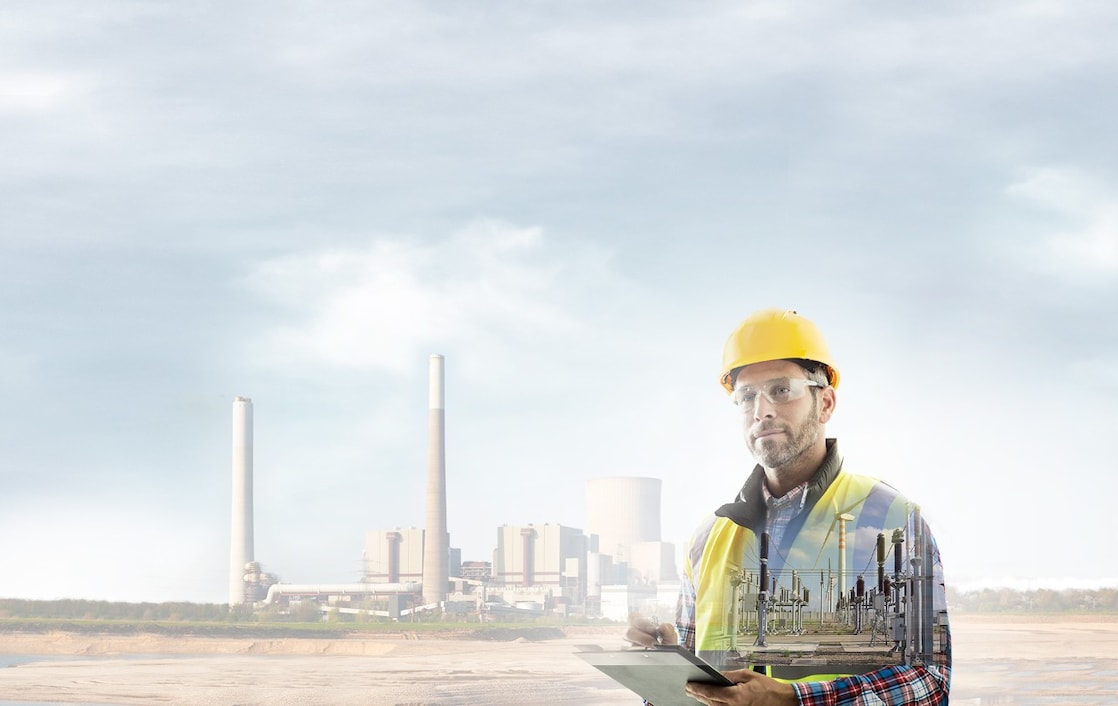 ouvrier portant un casque jaune transposé sur un fond de centrale électrique