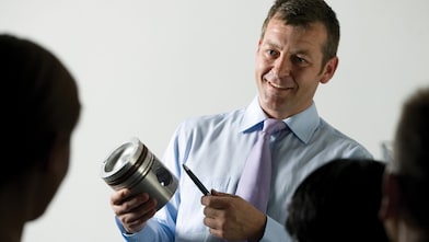 homme en pleine présentation lors d'une réunion