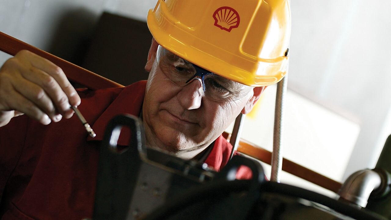 employé Shell portant un casque