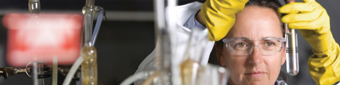 femme portant des lunettes de sécurité en pleine expérience de laboratoire