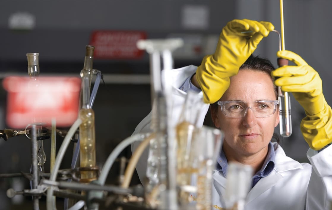 femme portant des lunettes de sécurité en pleine expérience de laboratoire