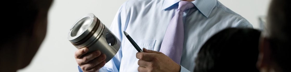 homme en pleine présentation lors d'une réunion