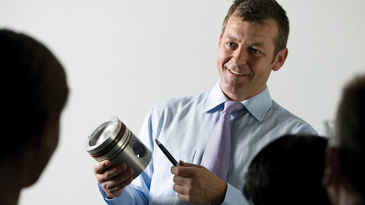 homme en pleine présentation lors d'une réunion