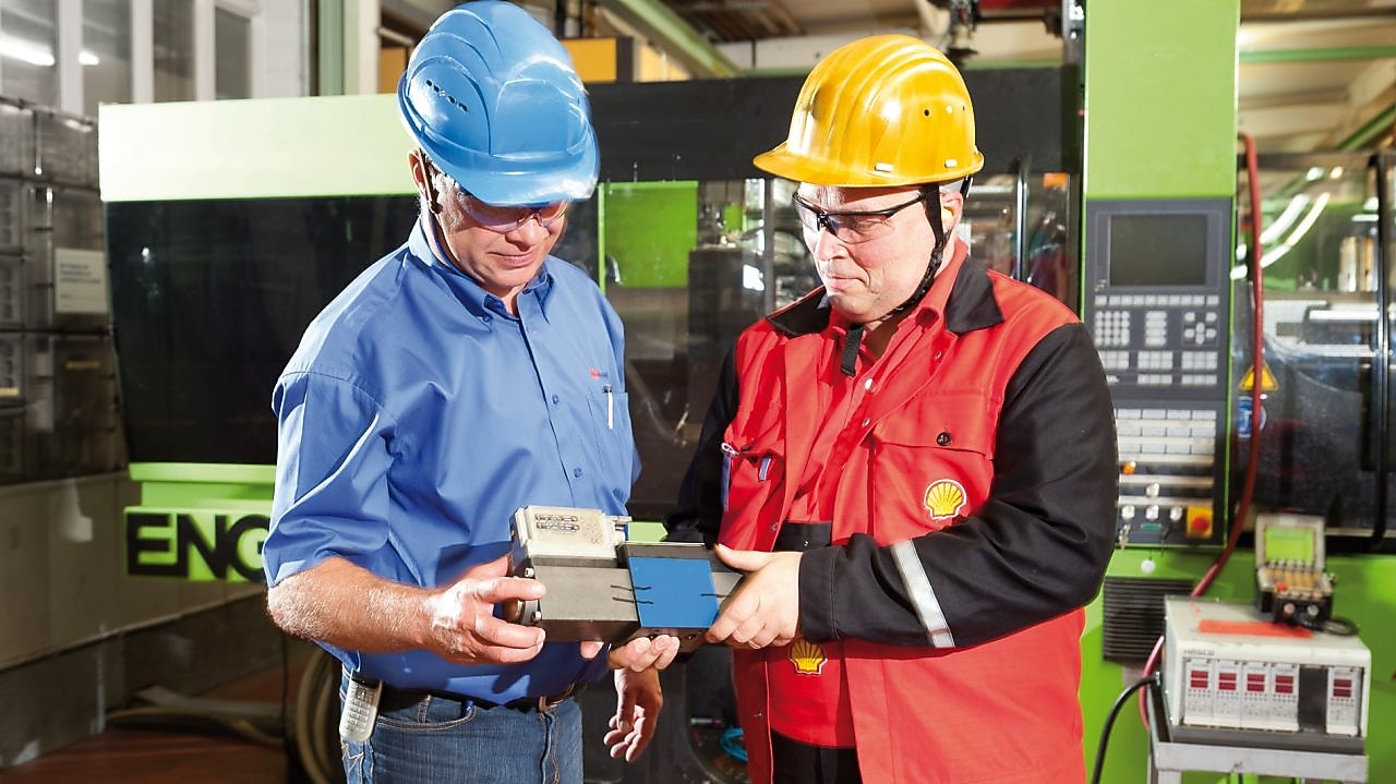 ouvriers en pleine conversation sur le terrain