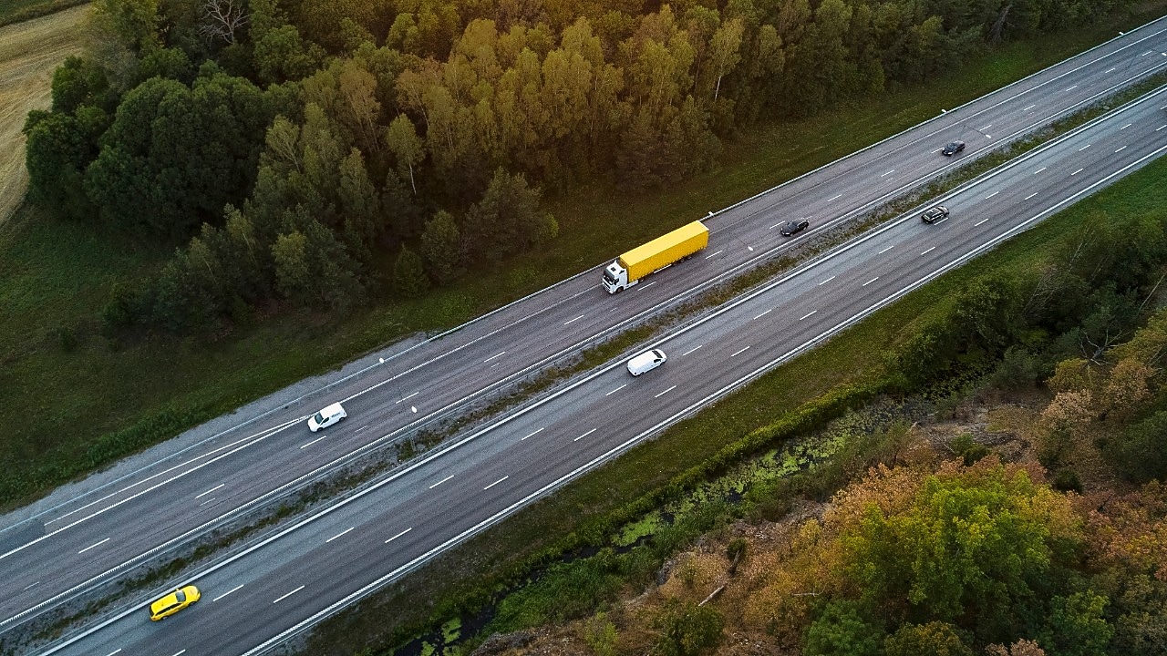 camion circulant sur autoroute
