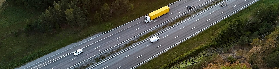 camion circulant sur autoroute
