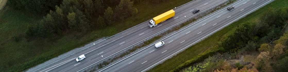 camion circulant sur autoroute