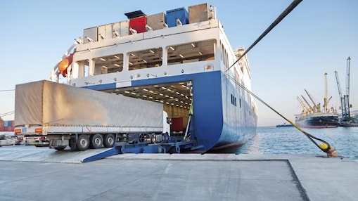 Camion embarque dans ferry