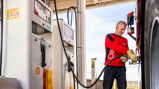 Man doet pomp met truck diesel in zijn vrachtwagen