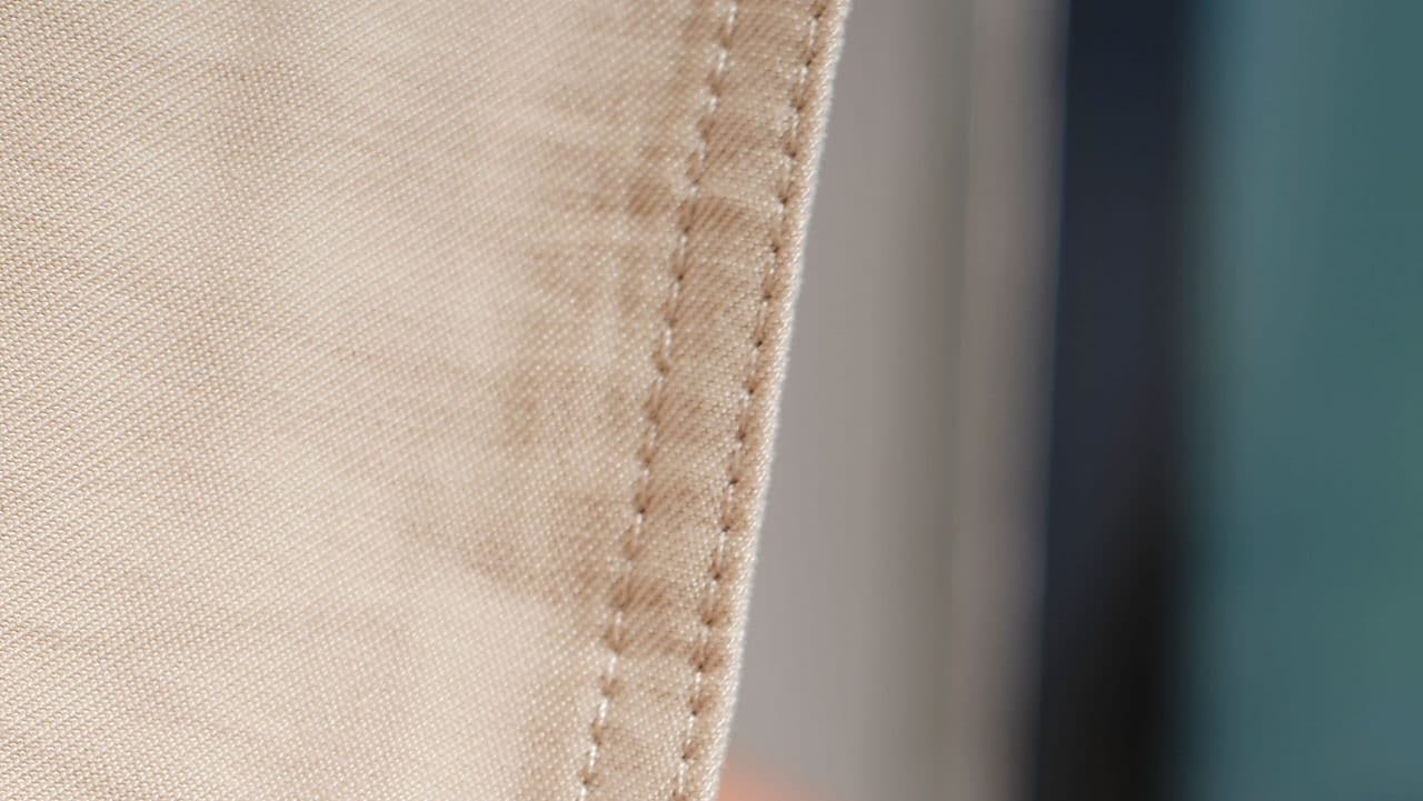 Une personne utilise une carte euroshell dans une machine à carte