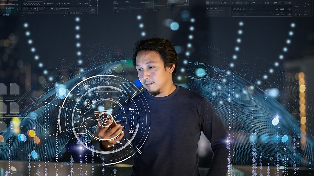 Vue aérienne de l’autoroute, rétroviseur dans la voiture et traînée lumineuse de nuit.