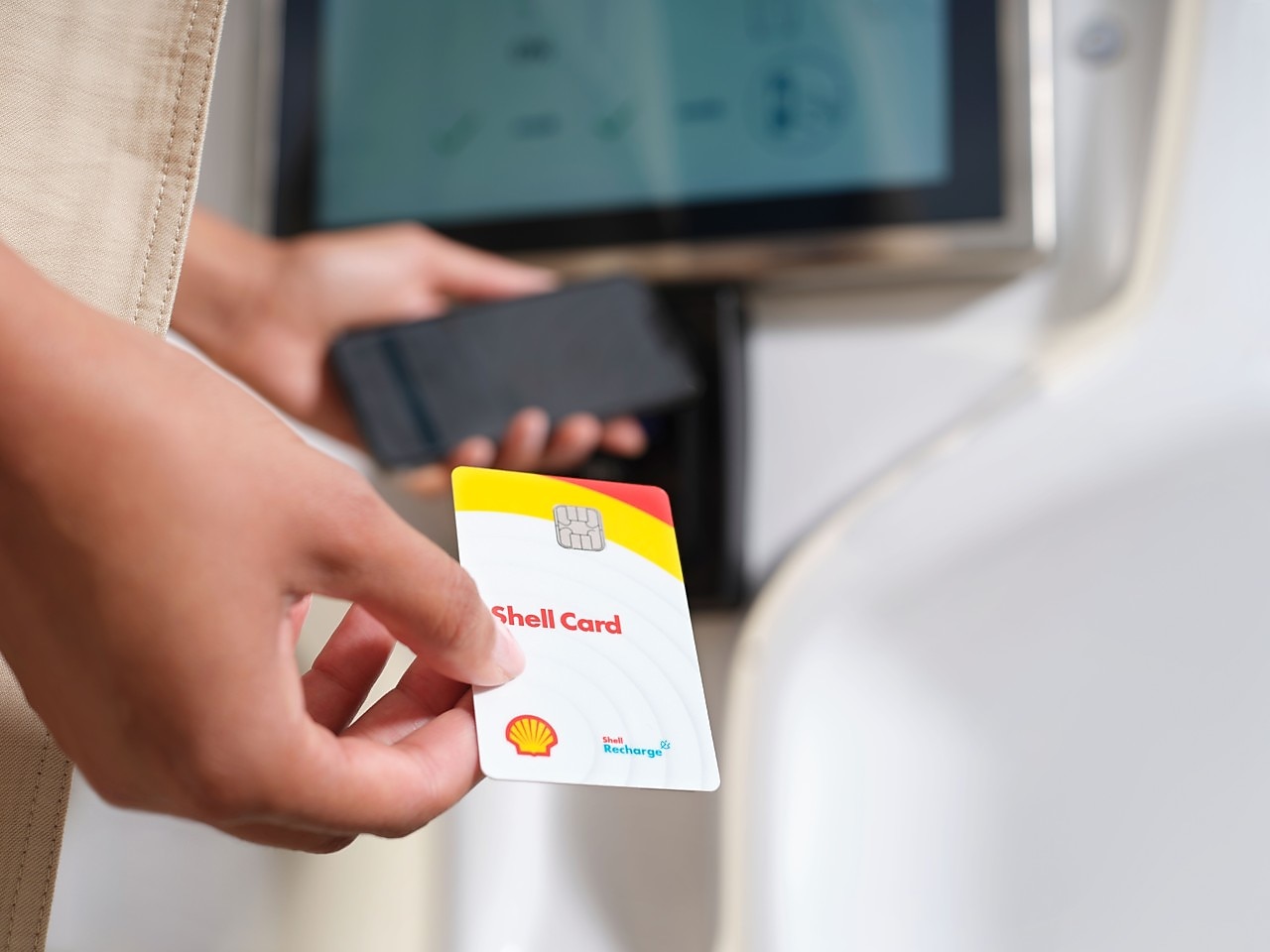 Une personne utilise une carte euroshell dans une machine à carte