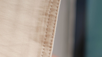 Une personne utilise une carte euroshell dans une machine à carte