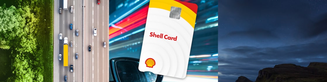 Vue aérienne de l’autoroute, rétroviseur dans la voiture et traînée lumineuse de nuit.