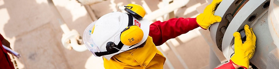 Ouvrier portant un masque et des gants de sécurité