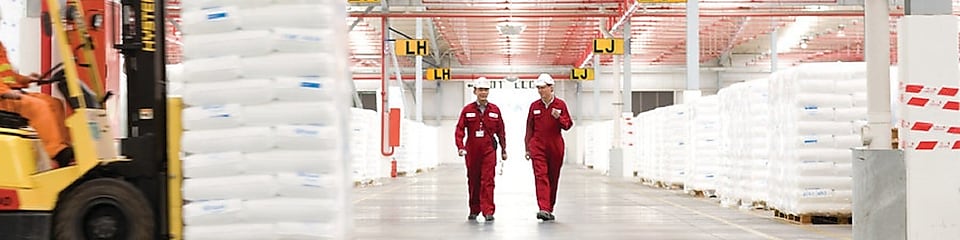 Deux employés marchant dans une usine
