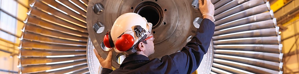 Un ingénieur inspecte une turbine