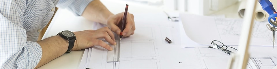 jeune architecte dessinant sur du papier