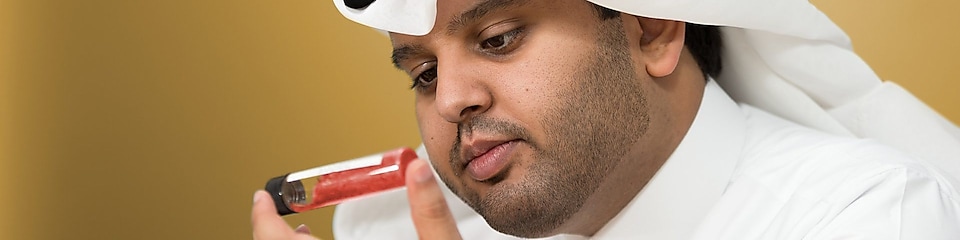 Mohammed Al Athaba examine le contenu d'un tube à essai bouché