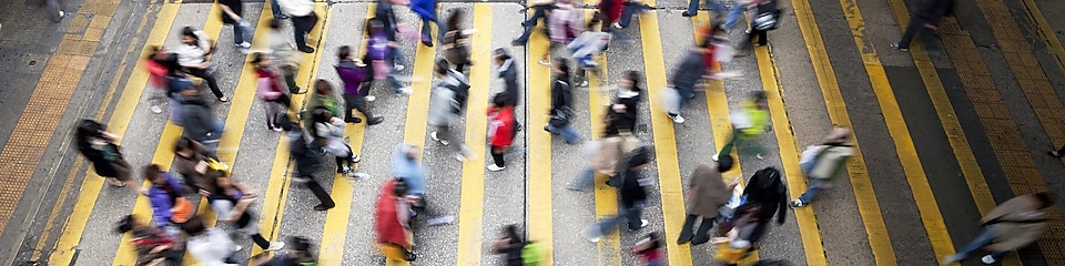 Personnes traversant une rue très fréquentée à Hong Kong